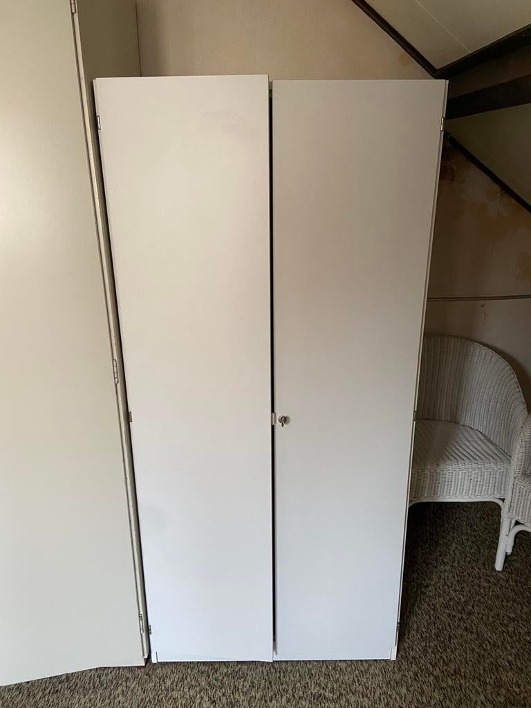 ** GRATIS TWEE KLEDINGKASTEN **, Ophalen, 50 tot 100 cm, Zo goed als nieuw, 150 tot 200 cm