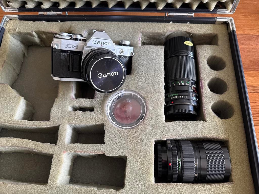 Canon AE-1 Spiegelreflexcamera met 3 lenzen en koffer, Audio, Tv en Foto, Fotocamera's Analoog, Ophalen, Gebruikt, Spiegelreflex