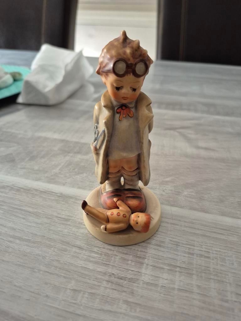 Puppendoktor poppen dokter hummel goebel 127, Verzamelen, Beelden en Beeldjes, Ophalen of Verzenden, Zo goed als nieuw, Hummel