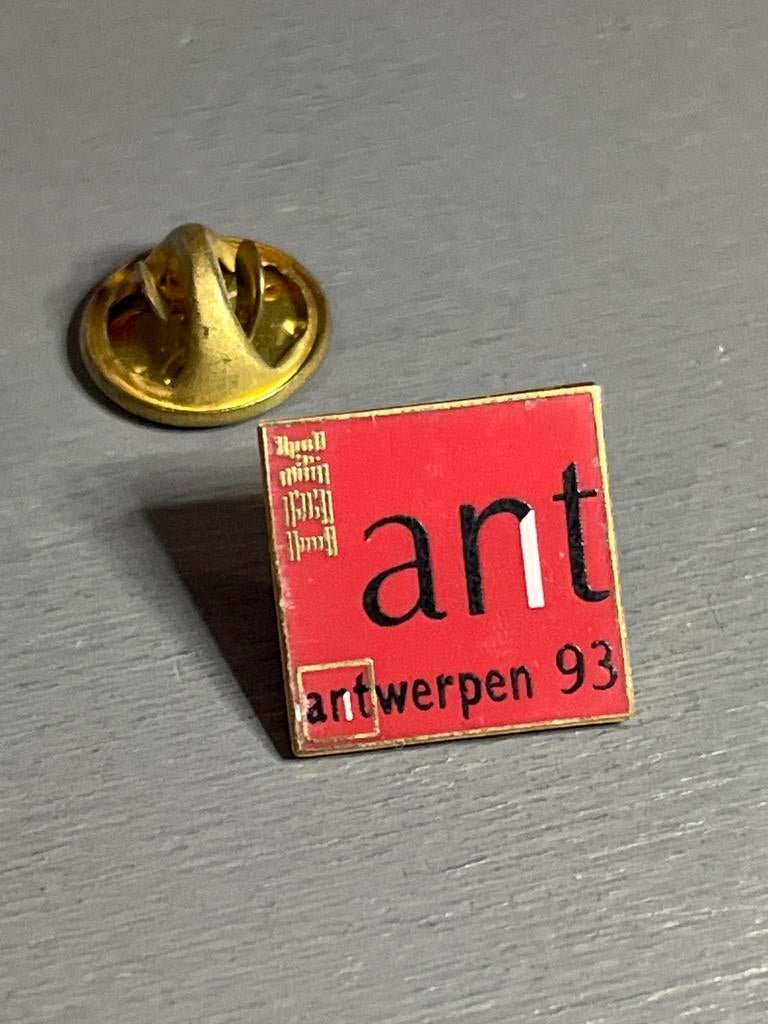 Vintage Antwerpen 93 Speldje - Rode Pin, Verzamelen, Speldjes, Pins en Buttons, Gebruikt, Ophalen of Verzenden, Speldje of Pin