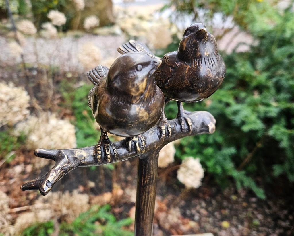 2 VOGELS OP TAK / mussen/ TUINSTEKER / BRONS, Huis en tuin decoratie Marie, Nieuw, Info@huisentuindecoratiemarie.nl, Peize