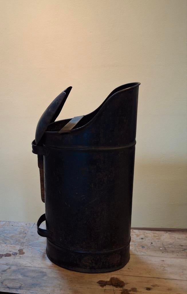 Kolenkit met schepje, Ophalen