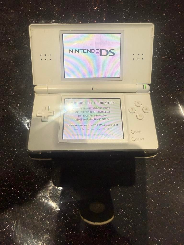 Oude vintage Nintendo DS met Pokémon FireRed spel ., Spelcomputers en Games, Spelcomputers | Nintendo DS, Zo goed als nieuw, Ophalen of Verzenden