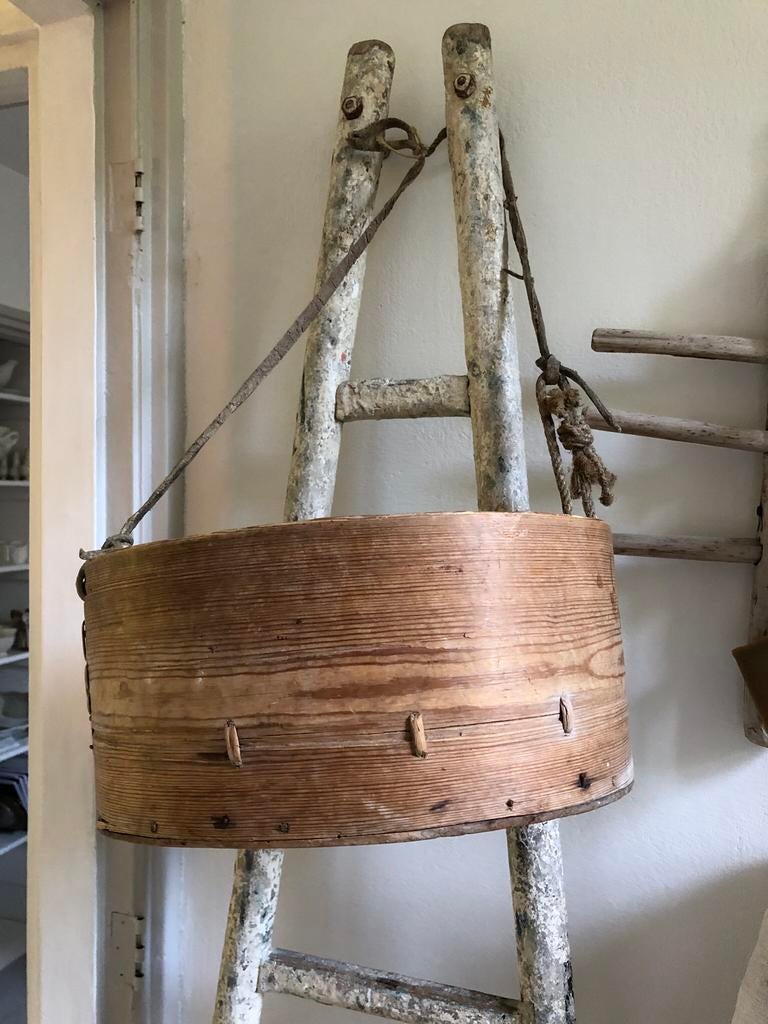 Zweedse antieke rond houten bak aan touw, Ophalen of Verzenden