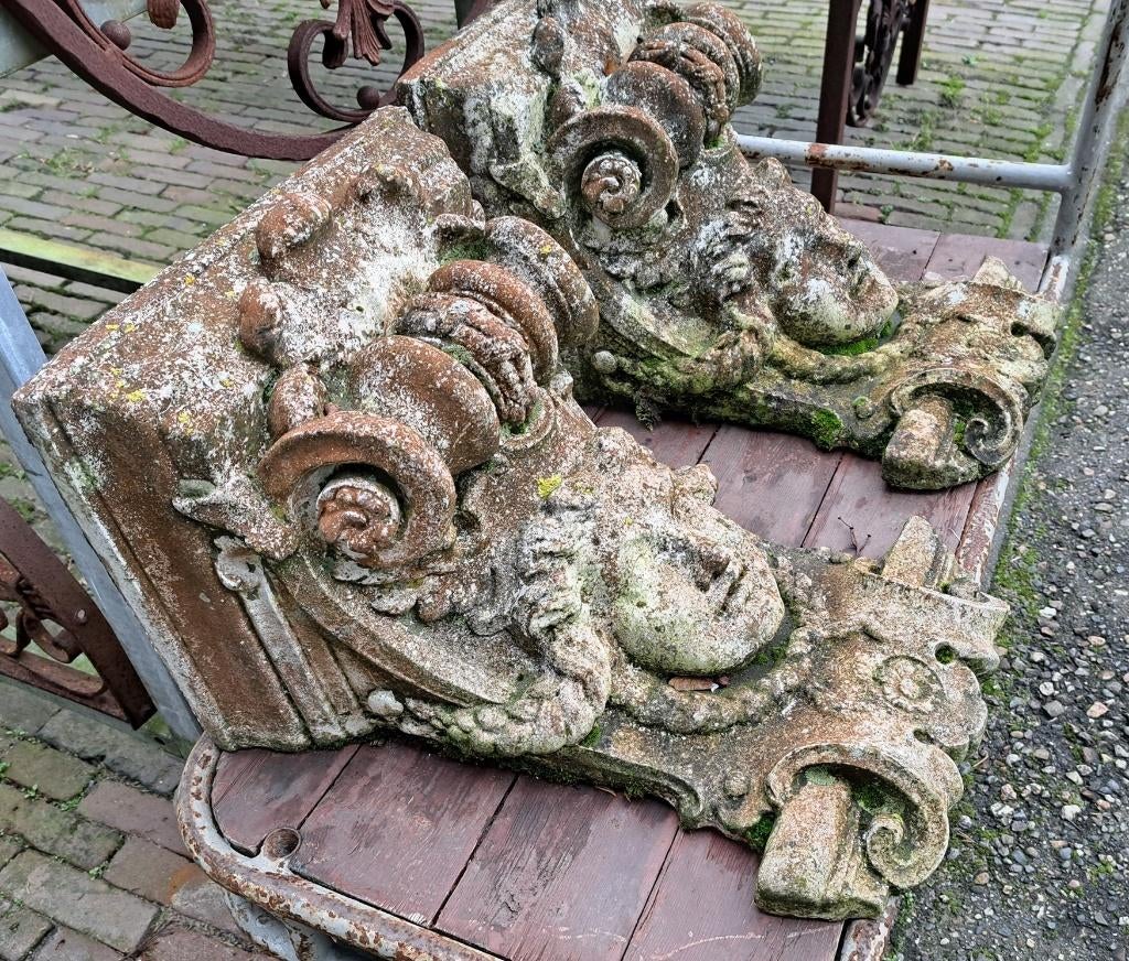 Koppel antieke stenen gevel ornamenten 52 cm hoog 38 cm diep, Ophalen