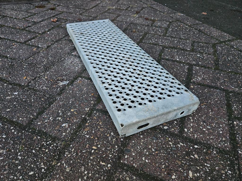 Traptrede verzinkt traptreden gegalvaniseerd 60 cm. lang, Doe-het-zelf en Verbouw, Ladders en Trappen, Ophalen, Gebruikt, Minder dan 2 meter