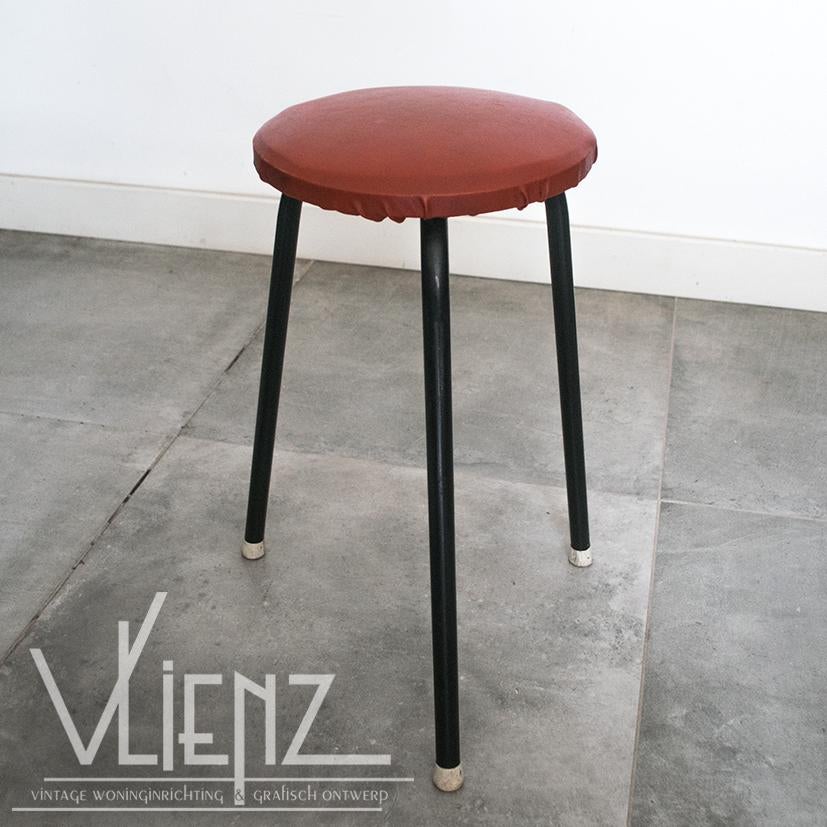 Vintage, retro kruk, rode bekleding metalen poten 50 cm hoog, Verzamelen, Ophalen of Verzenden, Huis en Inrichting