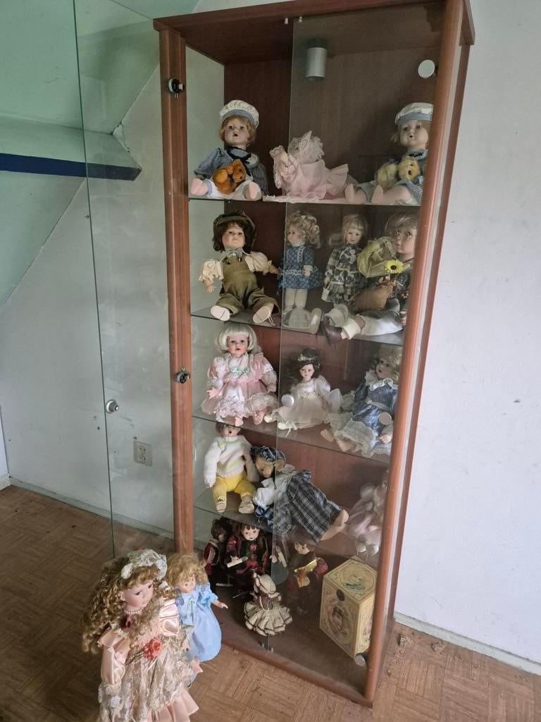 Porseleinen poppen in vitrinekast, Ophalen of Verzenden, Gebruikt, Pop