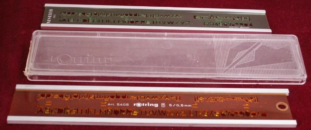 2 sjablonen Rotring 5405 en Nestler 5605 in doos, Ophalen of Verzenden, Zo goed als nieuw, Boek of Gids
