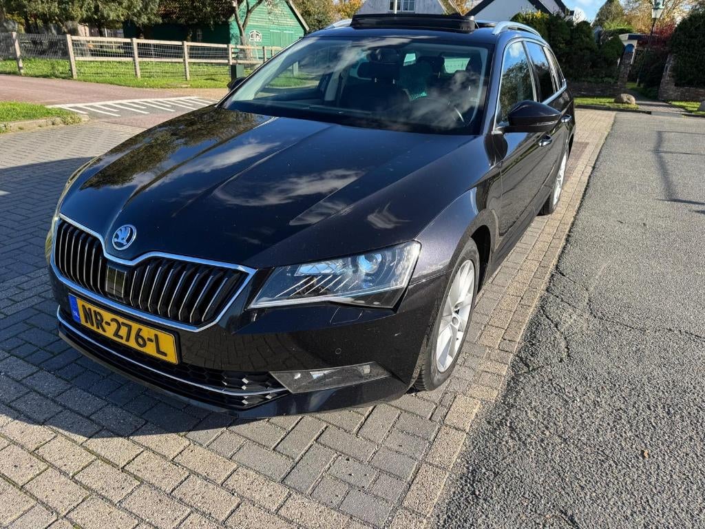Skoda Superb 1.6TDI 88KW Combi Dsg-7 2017 Zwart, Auto's, Skoda, Stof, 4 cilinders, Zwart, Origineel Nederlands