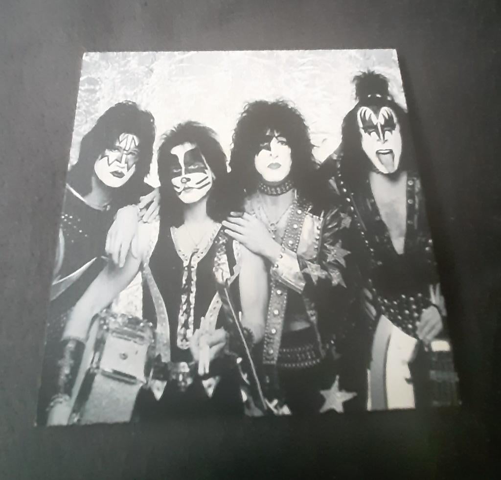 Onderzetter van de band Kiss (Gene Simmons, Paul Stanley), Huis en Inrichting, Ophalen of Verzenden, Nieuw, Glas of Kopje