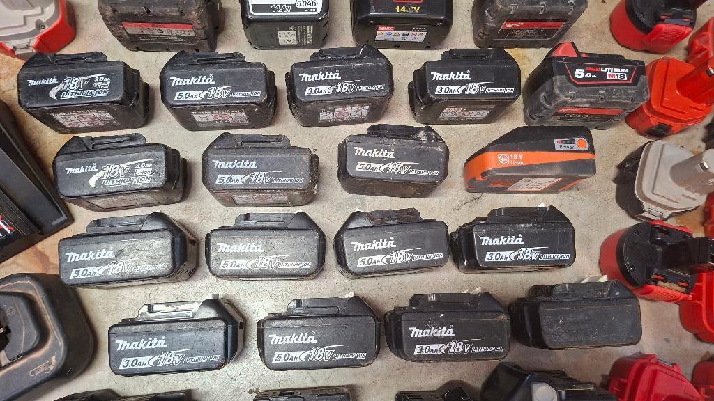 95x Defecte accu met 4 defecte laders. Makita Festool enz..., Ophalen, ., ., Niet werkend