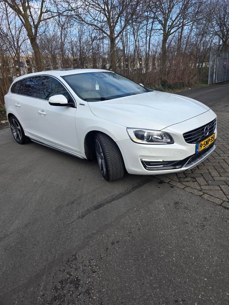 Volvo V60 D6 215pk Plug-in Hybrid 2013 Wit, Auto's, Automaat, 1849 kg, 1800 kg, Beige