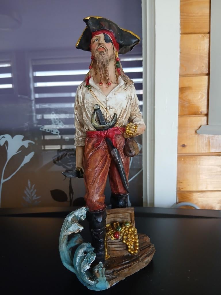 Beeldje van een piraat met schatkist, Verzamelen, Ophalen of Verzenden, Zo goed als nieuw, Mens