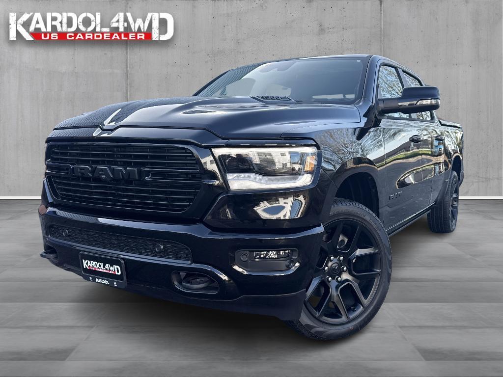 Dodge Ram 1500 Laramie Night Edition Modeljaar "24 | BOMVOL!, Auto's, Automaat, 3500 kg, Gebruikt, 5654 cc