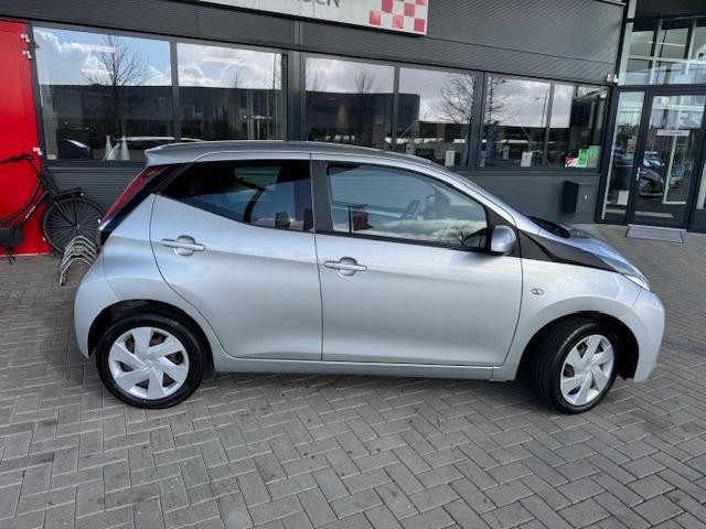 Toyota Aygo 1.0 VVT-i X-PLAY AUTOMAAT + AIRCO/CAMERA/PDC 67., Automaat, Euro 5, Stof, 4 stoelen