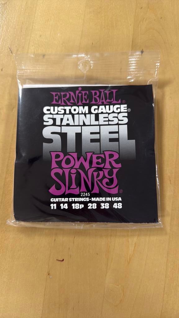 Ernie Ball 2245 power slinky stainless steel (NIEUW), Muziek en Instrumenten, Instrumenten | Toebehoren, Nieuw, Elektrische gitaar