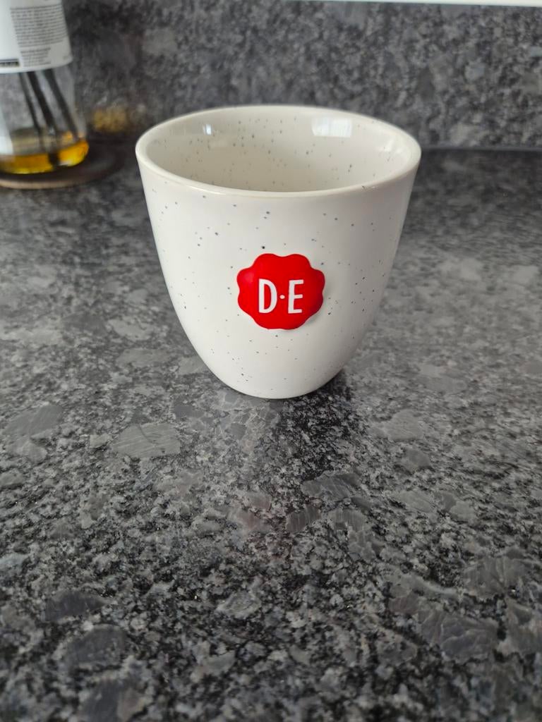 Douwe Egberts - Witte mok met spikkels, Ophalen of Verzenden, Porselein, Overige stijlen, Kop(pen) en/of Schotel(s)