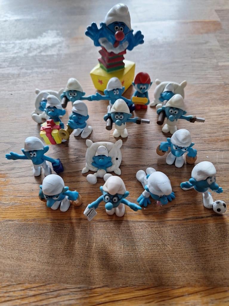 Zestien smurfen +één super grote smurf, Verzamelen, Smurfen, Ophalen of Verzenden, Gebruikt, Verschillende Smurfen