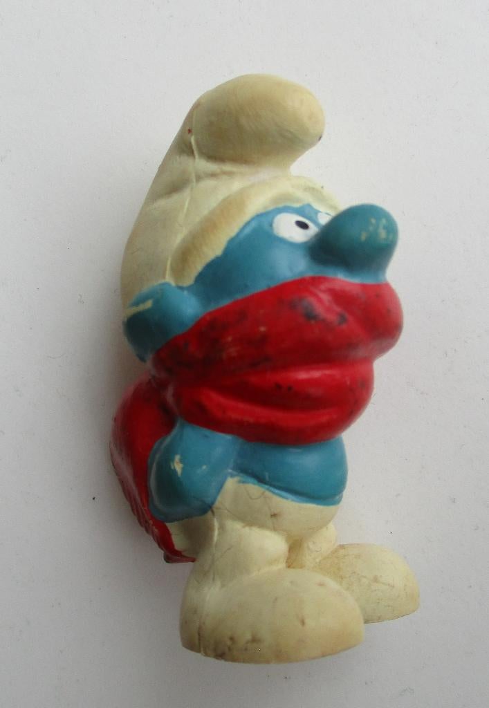 Oude smurf met rode sjaal Peyo Schleich wintersmurf, Verzamelen, Smurfen, Ophalen of Verzenden, Gebruikt, Grote Smurf, Poppetje, Figuurtje of Knuffel