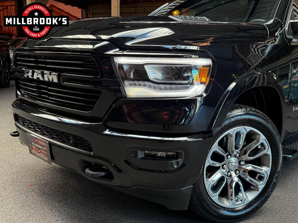 Dodge Ram 1500 Laramie Sport Pentastar, origineel Nederlands, Auto's, Automaat, Gebruikt, Euro 6, Zwart