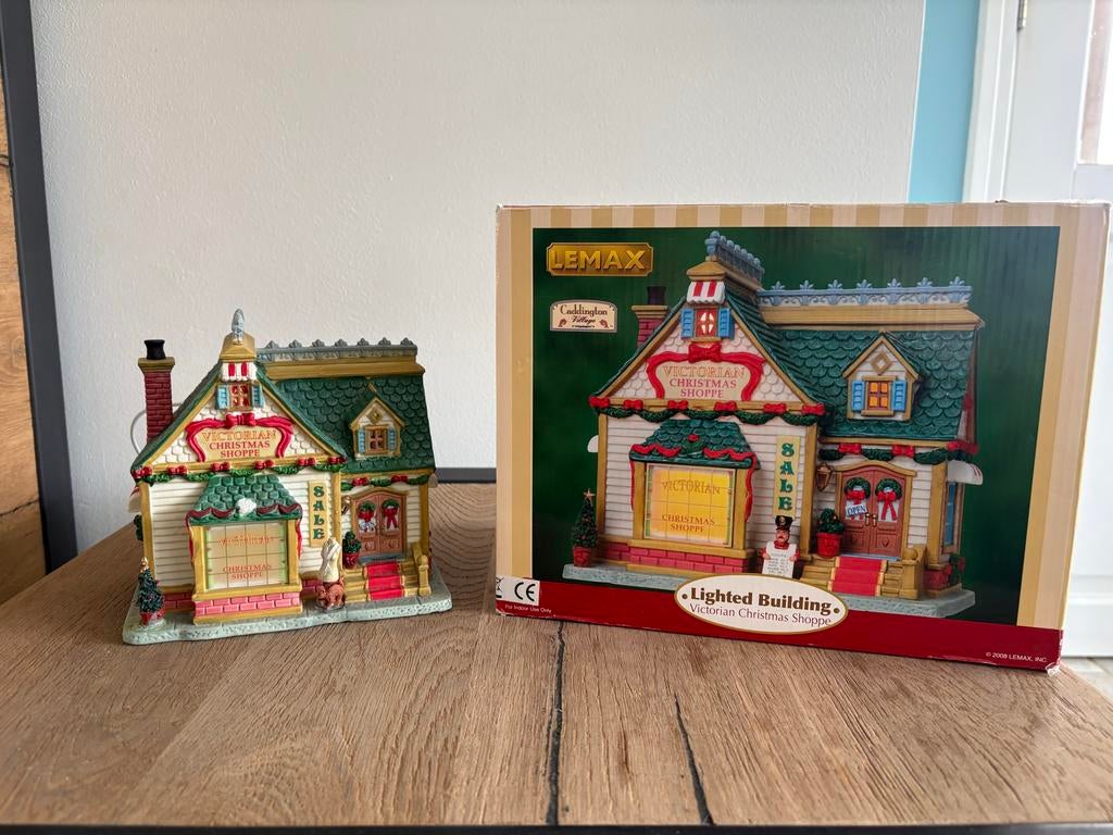 Lemax, victorian christmas shoppe, Diversen, Kerst, Ophalen of Verzenden, Gebruikt