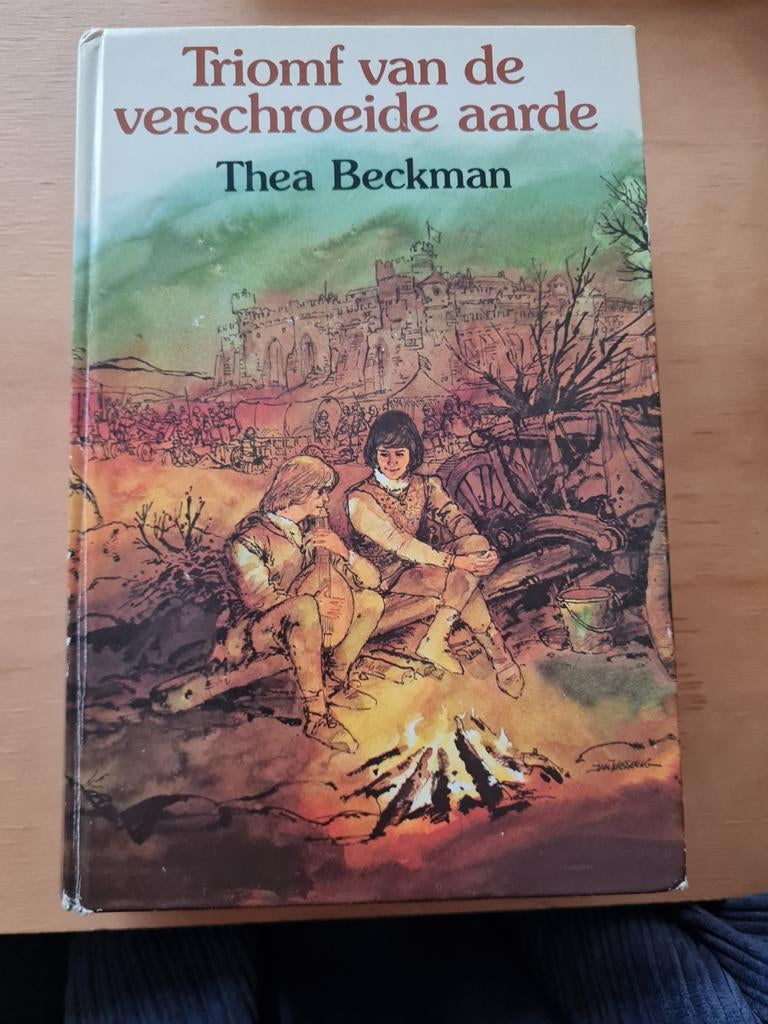 Triomf van de verschroeide aarde - Thea Beckman, Boeken, Kinderboeken | Jeugd | 10 tot 12 jaar, Ophalen of Verzenden