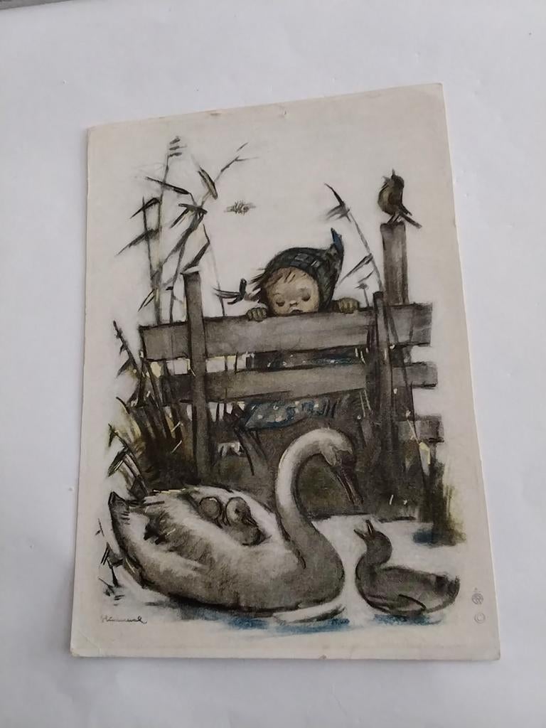 HUMMEL  -  MEISJE ZIET ZWAAN MET JONGEN, Verzamelen, Ansichtkaarten | Themakaarten, Ophalen of Verzenden, 1940 tot 1960, Kinderen