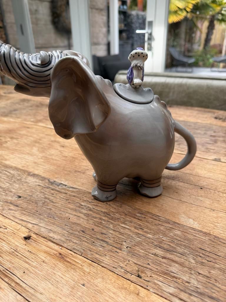 Keramieken olifant theepot met figuurtje, Antiek en Kunst, Ophalen of Verzenden