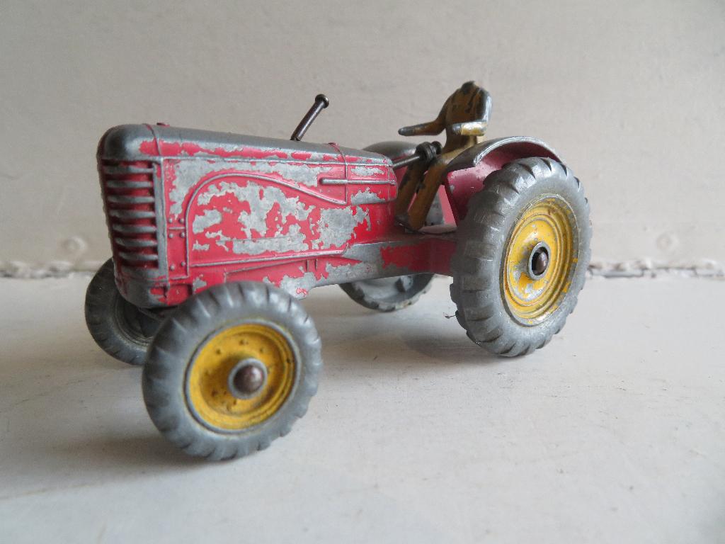 Dinky Toys Massey Harris Tractor #300 Opknapper 1:43, Ophalen of Verzenden, Gebruikt, Tractor of Landbouw, Dinky Toys