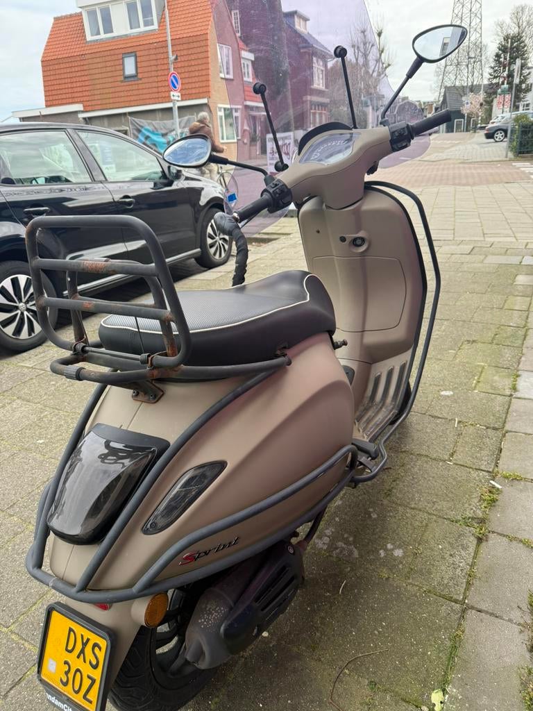 Vespa sprint bj 2020 full option, Fietsen en Brommers, Scooters | Vespa, Ophalen, Zo goed als nieuw, Benzine, Vespa S