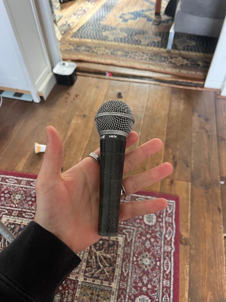 Shure SM58 + FocusRite Scarlett 2i4 + microfoonhouder, Muziek en Instrumenten, Microfoons, Ophalen, Gebruikt, Zangmicrofoon