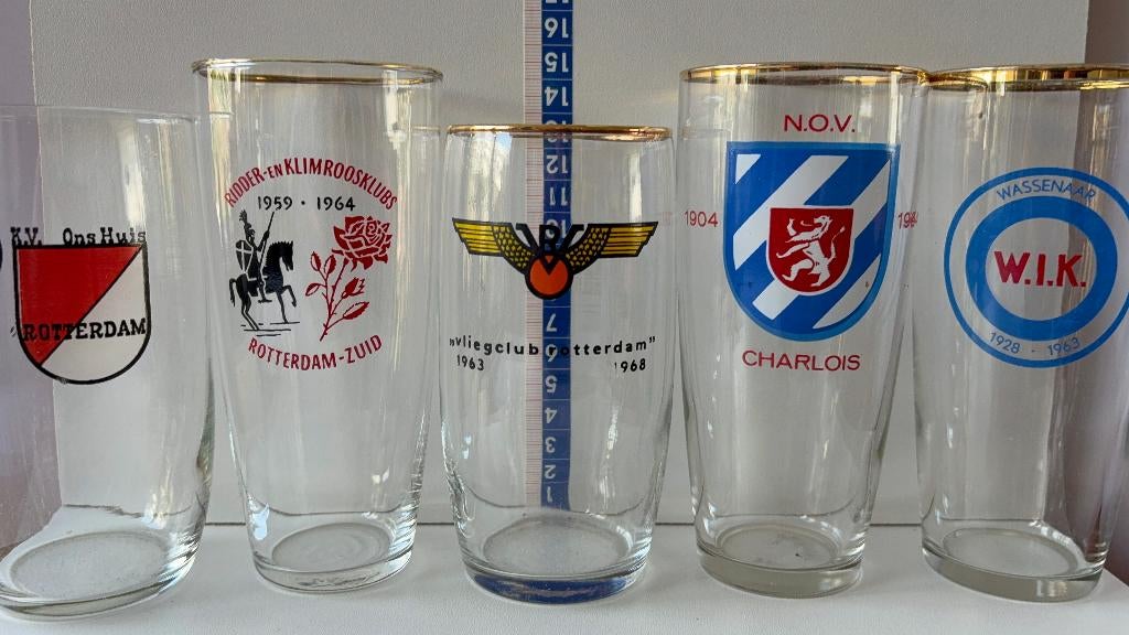 5 bierglazen diverse verenigingen uit Rotterdam en Wassenaar, Ophalen of Verzenden, Zo goed als nieuw, Bierglas
