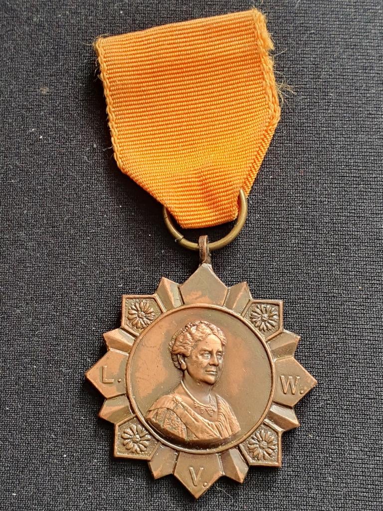 Oude Medaille Juliana?, Ophalen of Verzenden, Overige materialen, Nederland