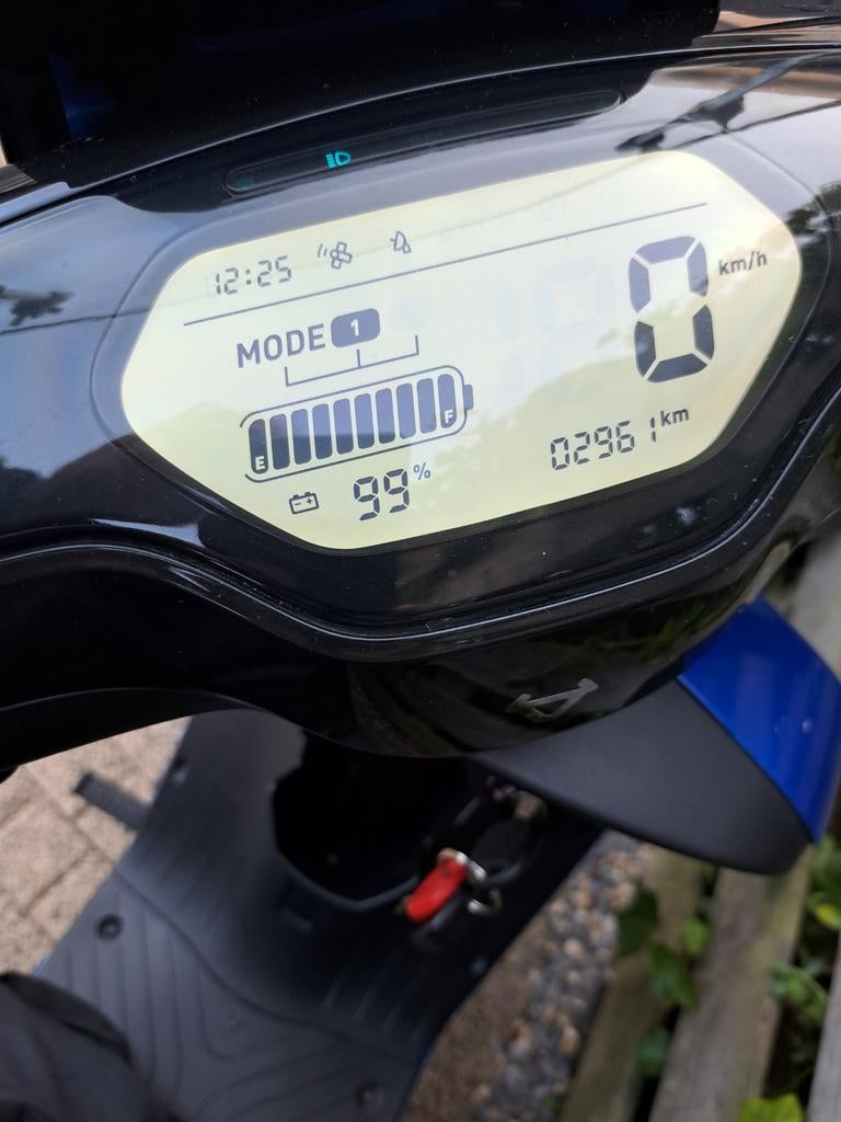 Elektrische scooter NIU M+, Fietsen en Brommers, Snorfietsen en Snorscooters, Ophalen of Verzenden, Zo goed als nieuw, Elektrisch