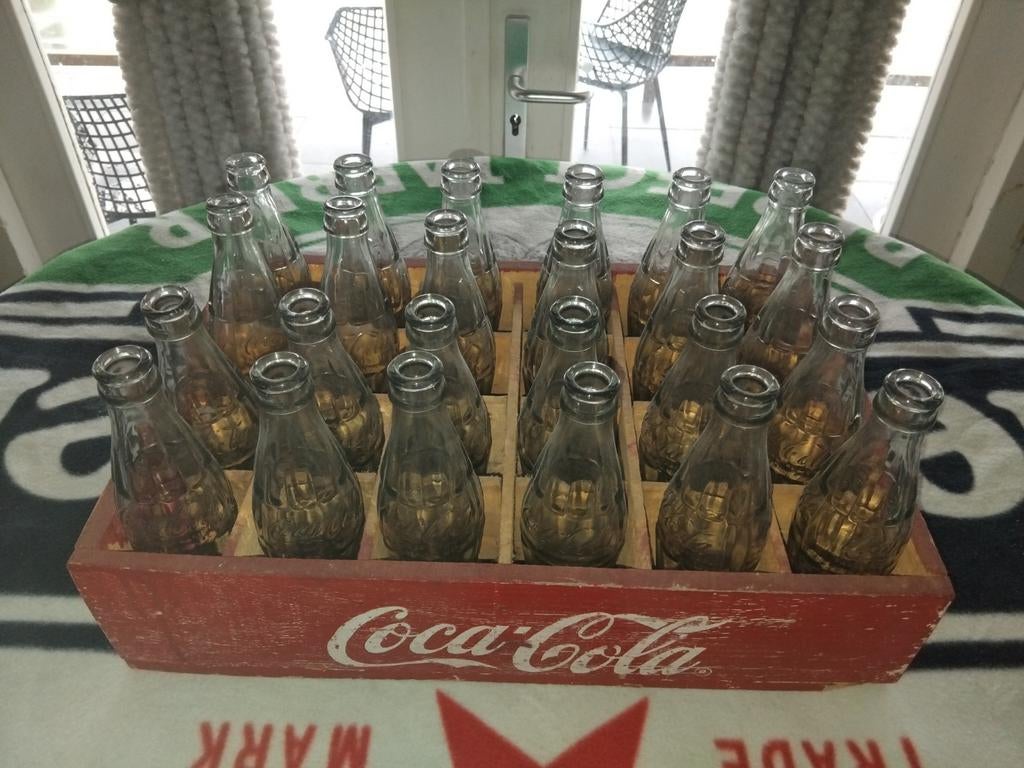 Oude houten krat  met Coca Cola flesjes, Ophalen