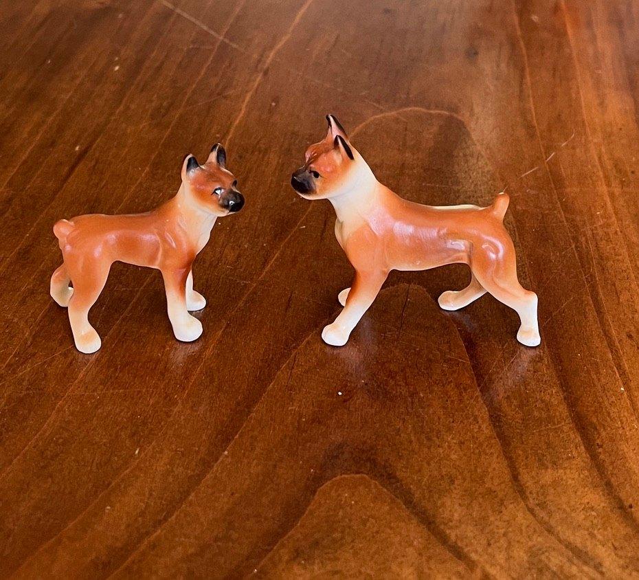 Twee porseleinen hondjes beeldjes, Verzamelen, Beelden en Beeldjes, Ophalen of Verzenden, Zo goed als nieuw, Dier