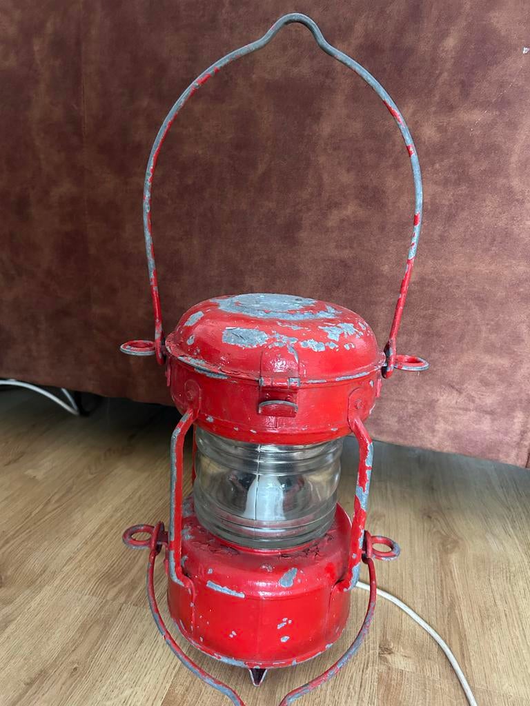 Antieke, omgebouwde scheepslamp, Ophalen