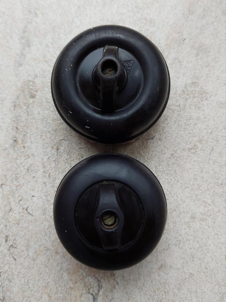 Twee retro bakelieten stopcontacten, Ophalen of Verzenden, Stopcontact