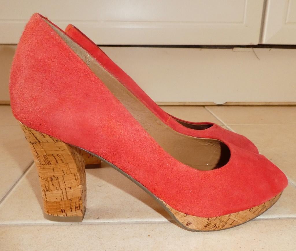 Clarks pumps maat 40 koraalrood peeptoe suède hak 9,5 cm, Pumps, Verzenden, Zo goed als nieuw, Clarks