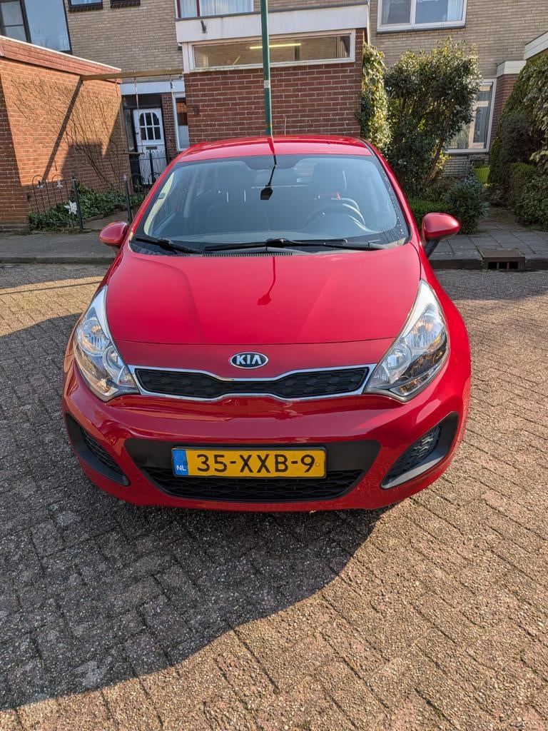 Kia Rio 1.2 I 5DRS 2012 Rood met CarPlay en cruisecontrol, Auto's, Euro 5, 40 €/maand, Zwart, 4 cilinders
