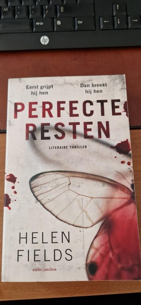 Helen Fields - Perfecte resten, Ophalen of Verzenden, Zo goed als nieuw, Helen Fields