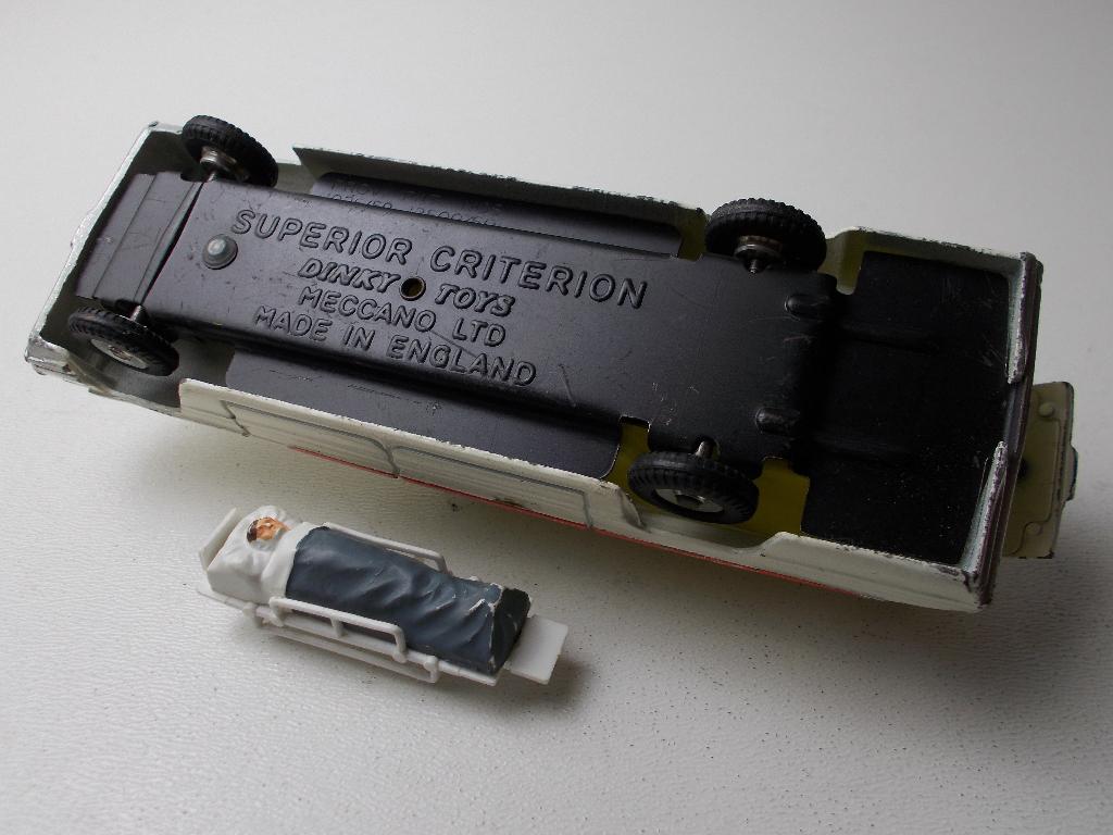 1962 Dinky Toys 263 SUPERIOR CRITERION AMBULANCE + BRANCARD!, Ophalen of Verzenden, Zo goed als nieuw, Auto, Dinky Toys