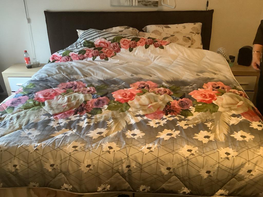 Dekbed 200x240 cm met bloemenprint, zo goed als nieuw, Ophalen of Verzenden, Zo goed als nieuw