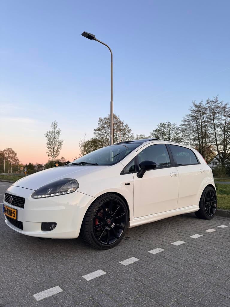 Fiat Punto 1.4 16V Turbo 5DR 2009 Wit, Auto's, Fiat, Voorwielaandrijving, 15 km/l, 1145 kg, Zwart