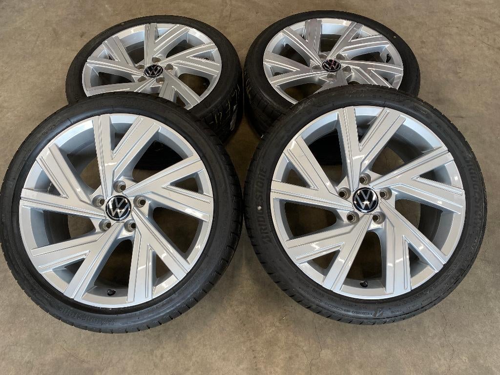 18 inch originele Bergamo velgen + zomerbanden VW Golf 8, Auto-onderdelen, Banden en Velgen, 18 inch, Gebruikt, Banden en Velgen