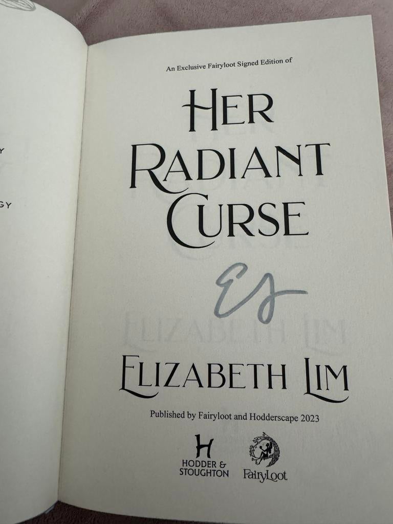 Fairyloot: Her Radiant Curse - Elizabeth Lim (Gesigneerd), Ophalen of Verzenden, Zo goed als nieuw, Europa overig