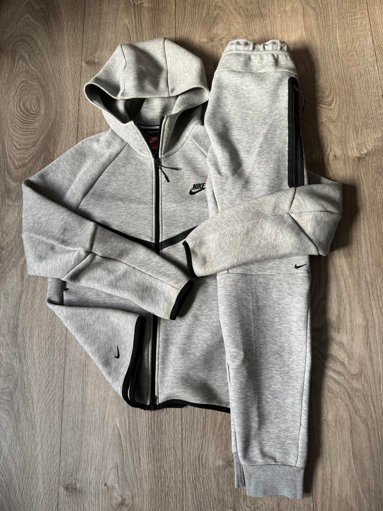 Nike Tech Fleece Pak Grijs - Maat S - Origineel, Kleding | Heren, Overige Herenkleding, Zo goed als nieuw, Ophalen of Verzenden