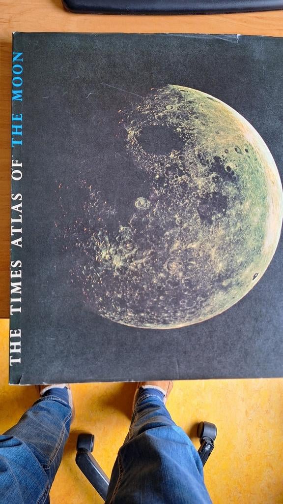 The Times Atlas of the Moon, Boeken, Atlassen en Landkaarten, Overige atlassen, Ophalen of Verzenden, Zo goed als nieuw, 1800 tot 2000