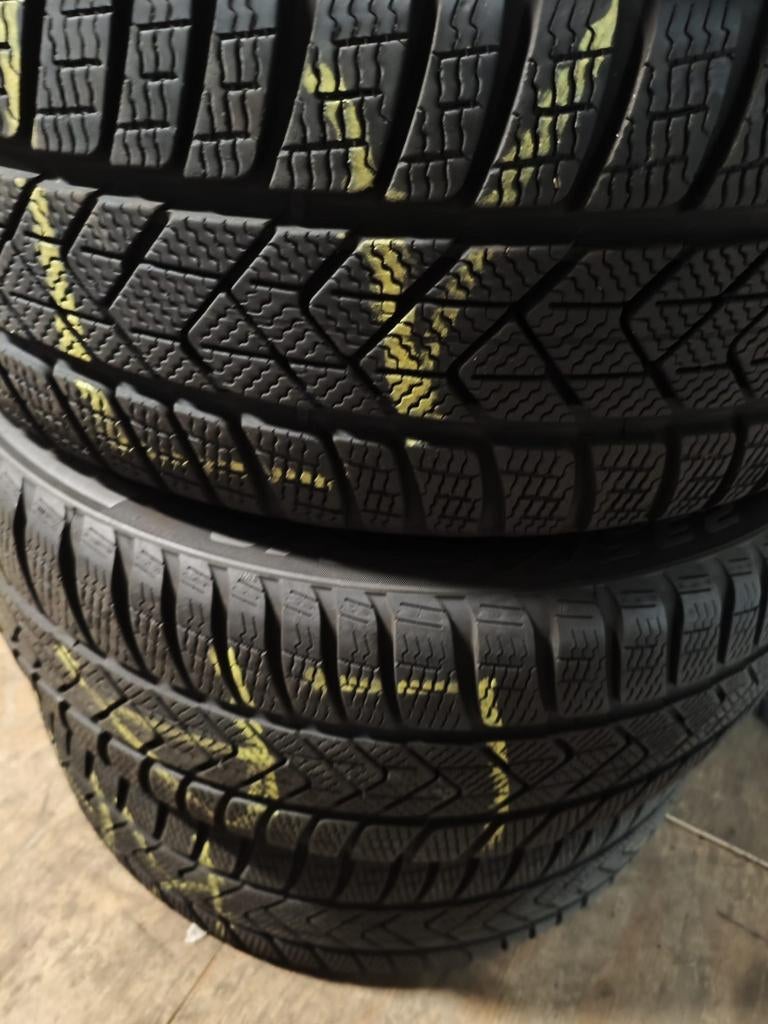 Pirelli 235/45R18 Tesla model 3 Winterbanden met Schuim, Ophalen, 18 inch, Gebruikt, Winterbanden